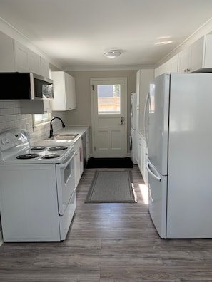 Fridge, microwave, oven, stovetop - Bissell's Hideaway in the Heart of old town Niagara on the lake (Niagara-on-the-Lake)