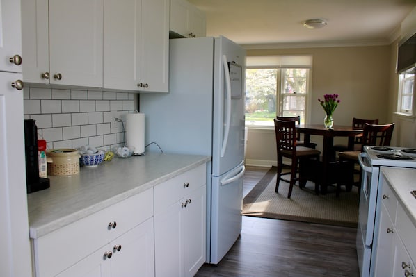 Fridge, microwave, oven, stovetop - Bissell's Hideaway in the Heart of old town Niagara on the lake (Niagara-on-the-Lake)