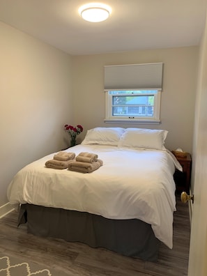 2 bedrooms, iron/ironing board, travel crib, free WiFi - Bissell's Hideaway in the Heart of old town Niagara on the lake (Niagara-on-the-Lake)