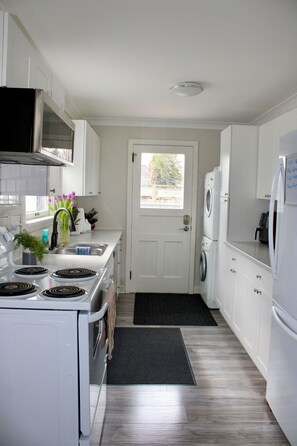 Een koelkast, een magnetron, een oven, een kookplaat