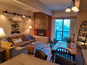 Smart-TV, Kamin, Bücher