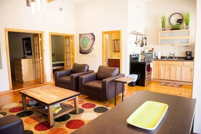 * Best Location on the Wine Trail! * Hiking Trail 1 min away * Wi-Fi *