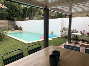 Een verwarmd zwembad