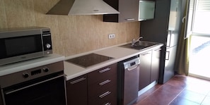 Microondas, horno, lavavajillas y cafetera y tetera 