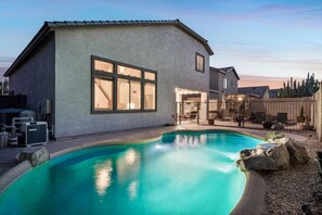 室外泳池；躺椅