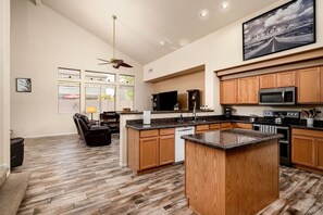 雪櫃、微波爐、焗爐、爐具