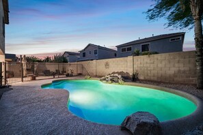 Utendørsbasseng og solsenger