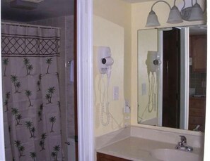 Combined shower/bathtub, hair dryer, towels, soap - Angie's Beach Shack -Great couples getaway - Ask about 7 night discount (Myrtle Beach)