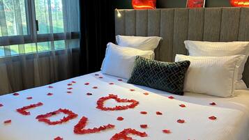 Classic Room, 1 Queen Bed, Non Smoking | Premium bedding, pillow-top beds, in-room safe, individually furnished