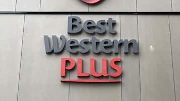 Un letrero con el texto 'Best Western PLUS' en la fachada de un edificio.