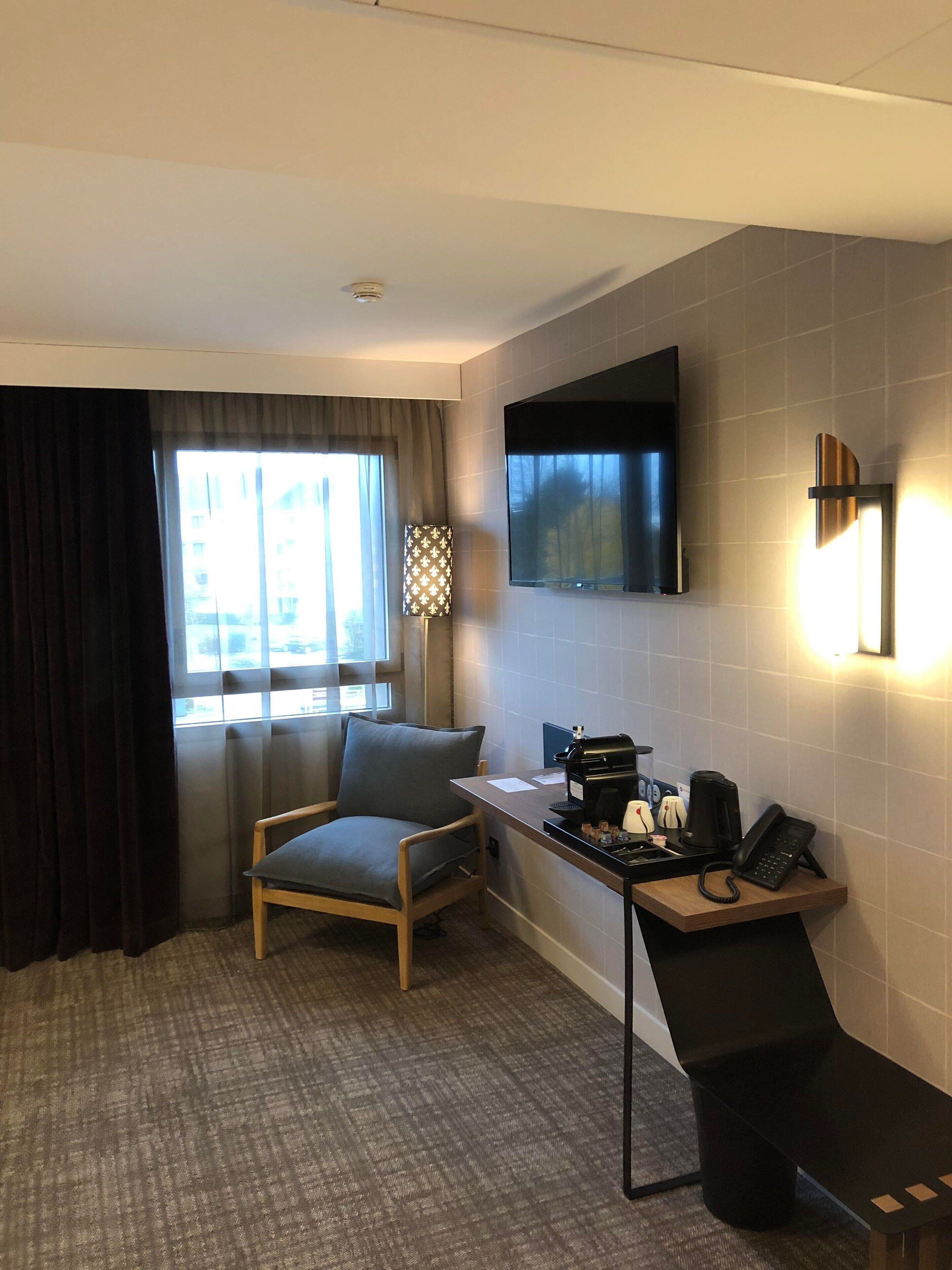 superior room, 1 king bed, non smoking | 1 bedroom, premium bedding, pillow-top beds, in-room safe