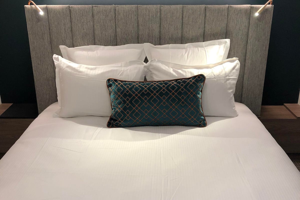 classic room, 1 queen bed, non smoking | 1 bedroom, premium bedding, pillow-top beds, in-room safe