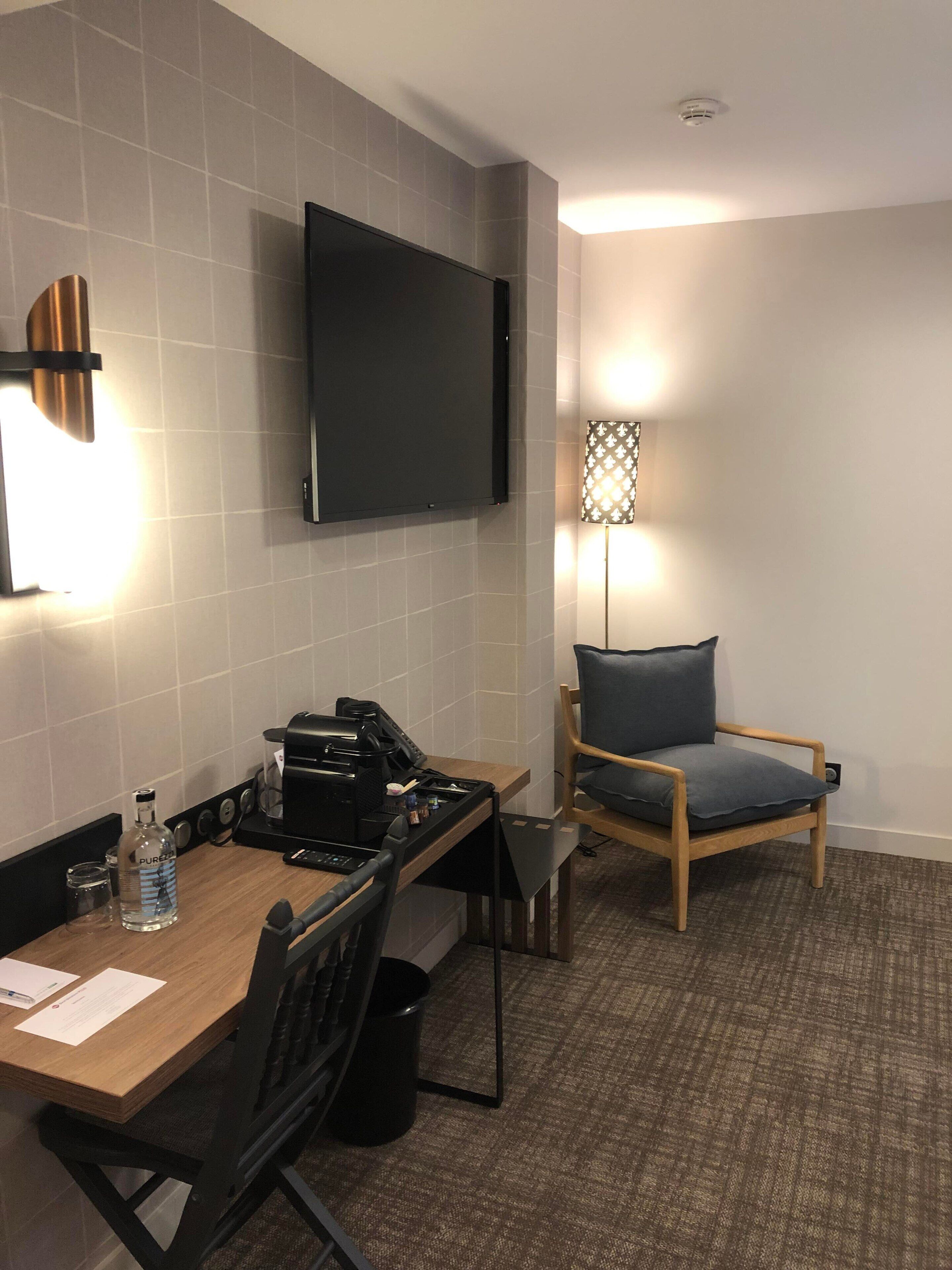 executive room, 1 king bed, non smoking | 1 bedroom, premium bedding, pillow-top beds, in-room safe