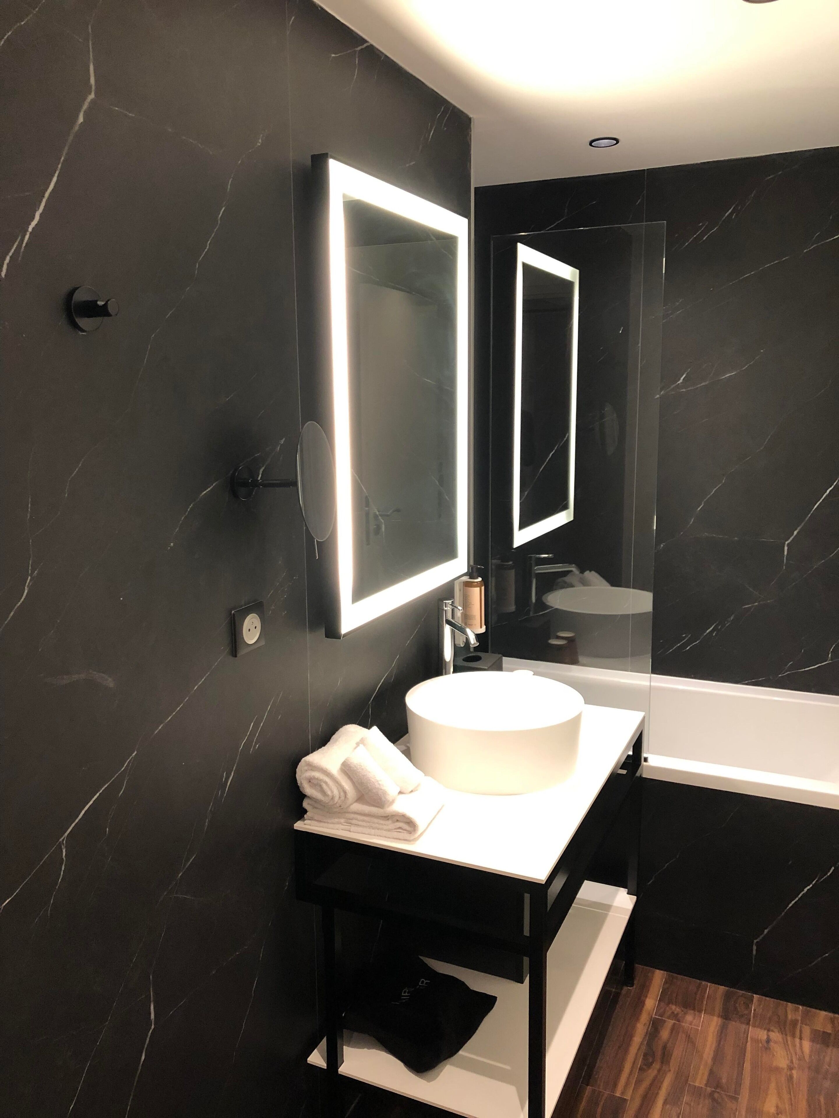 executive room, 1 king bed, non smoking, bathtub | bathroom | hair dryer, slippers, towels