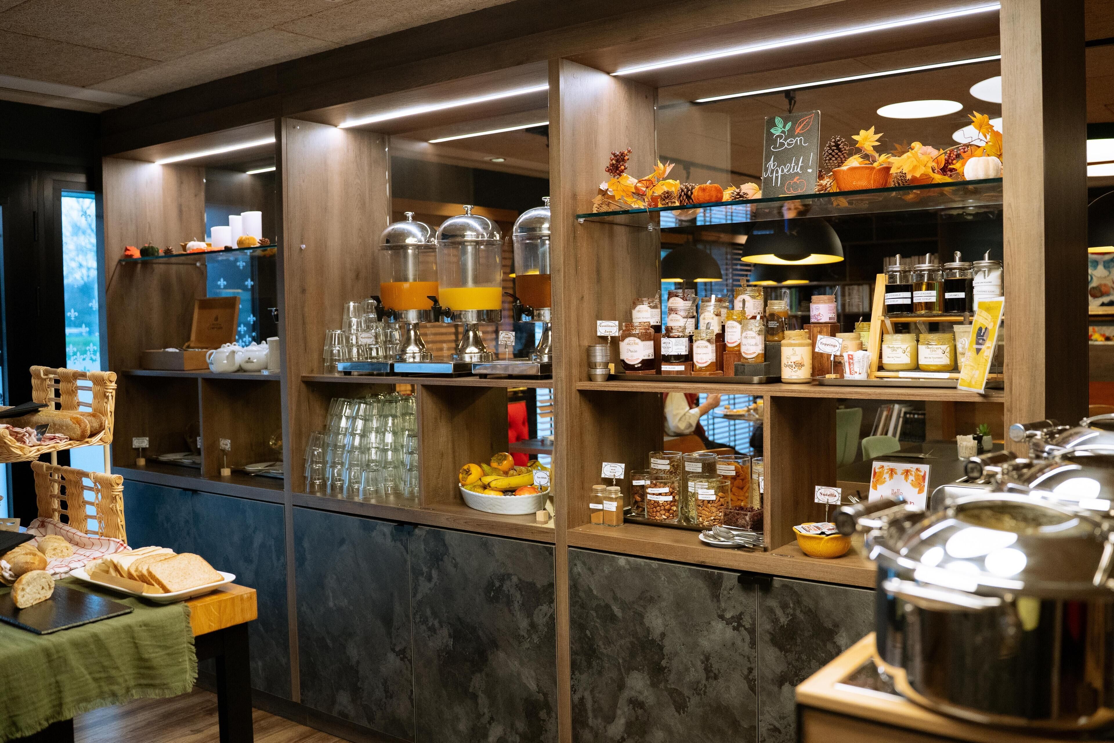 Se ofrece un desayuno bufé todos los días (por un coste adicional)