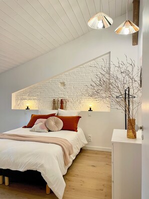 4 habitaciones, tabla de planchar con plancha y cuna de viaje 