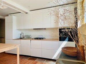 Kühlschrank, Mikrowelle, Ofen, Herdplatte