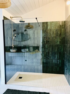 Dusche, Haartrockner, Handtücher, Toilettenpapier