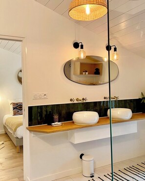 Regadera, secadora de cabello, toallas, papel de baño 