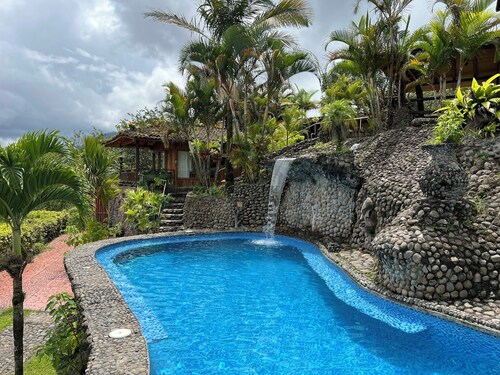 Wide Luxury Home with Pool & Jacuzzi access & Amazing Volcano and Lake views