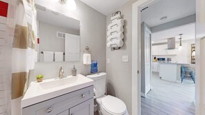 Bathtub, hair dryer, towels - Southwest Charm | Spacious Family Home Near Denver (Denver)
