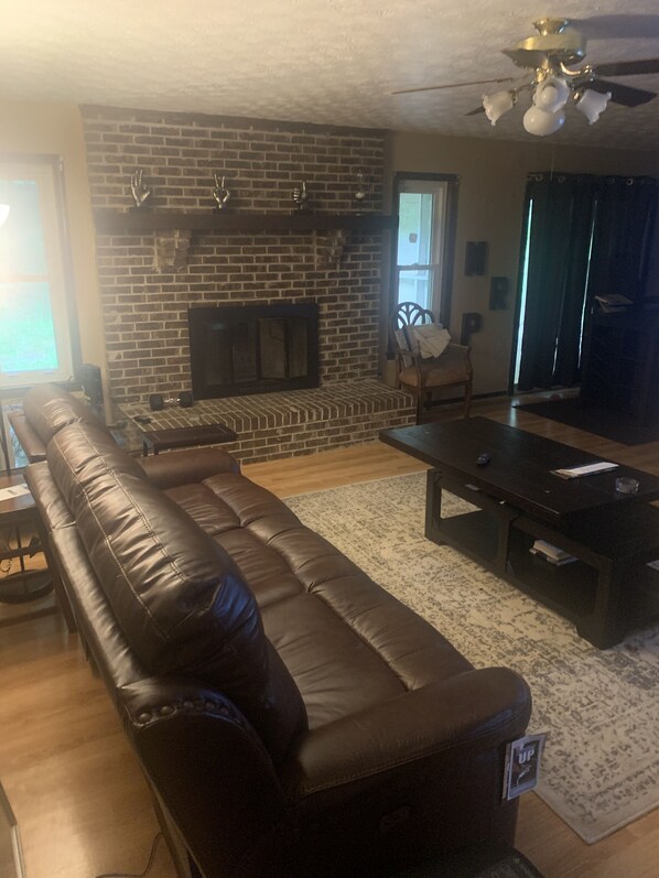 Smart TV - Entire 3 Bedroom home family friendly & spacious (Stockbridge)