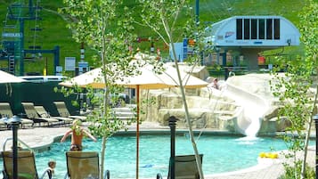 Piscina a l'aire lliure i piscina climatitzada