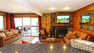 Smart TV, caminetto, lettore DVD, libri