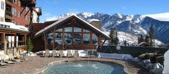 Slope Side Retreat w/ Spectacular Mountain Views. Pet Friendly!
