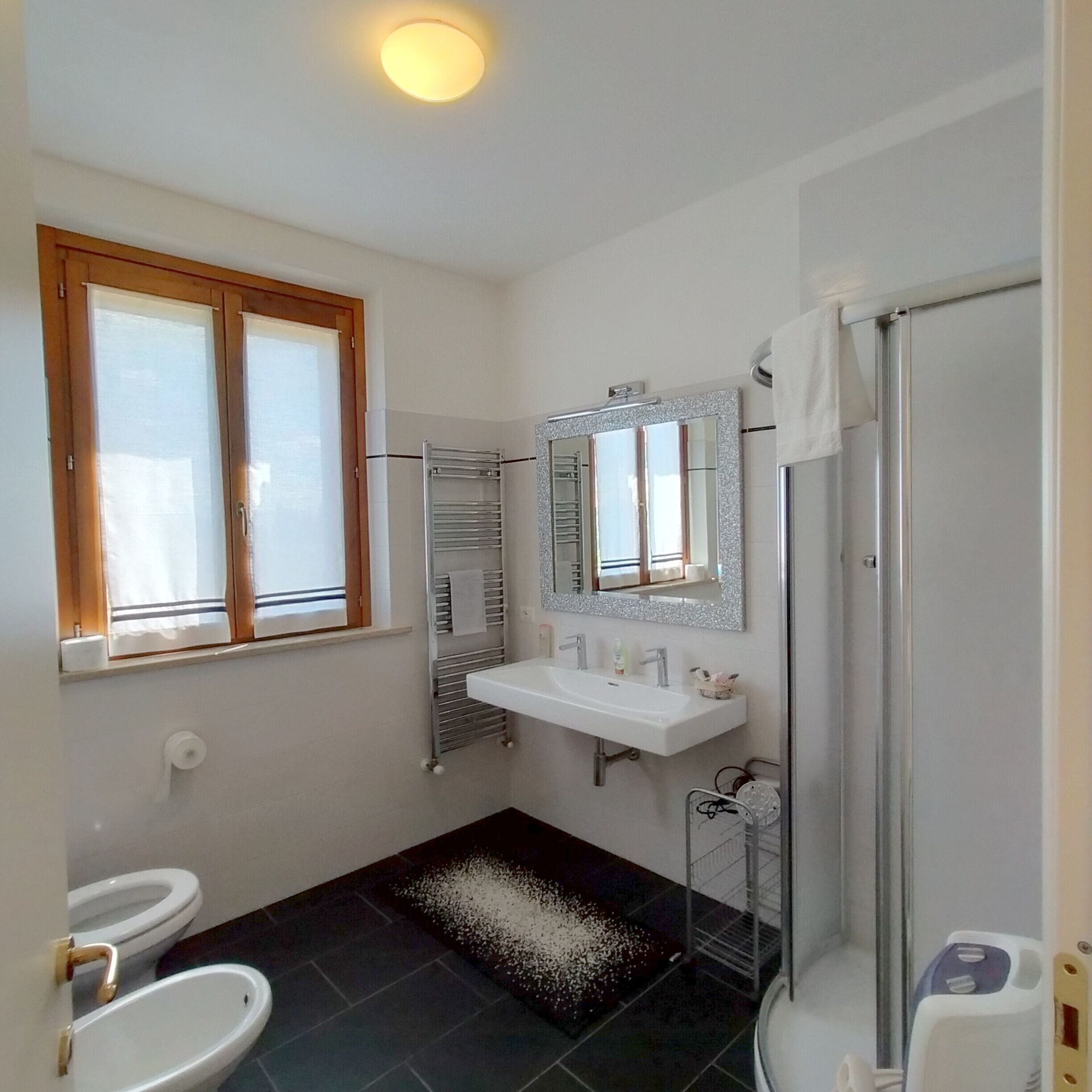 Doccia, asciugacapelli, accappatoio, bidet