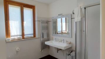 Doccia, asciugacapelli, accappatoio, bidet