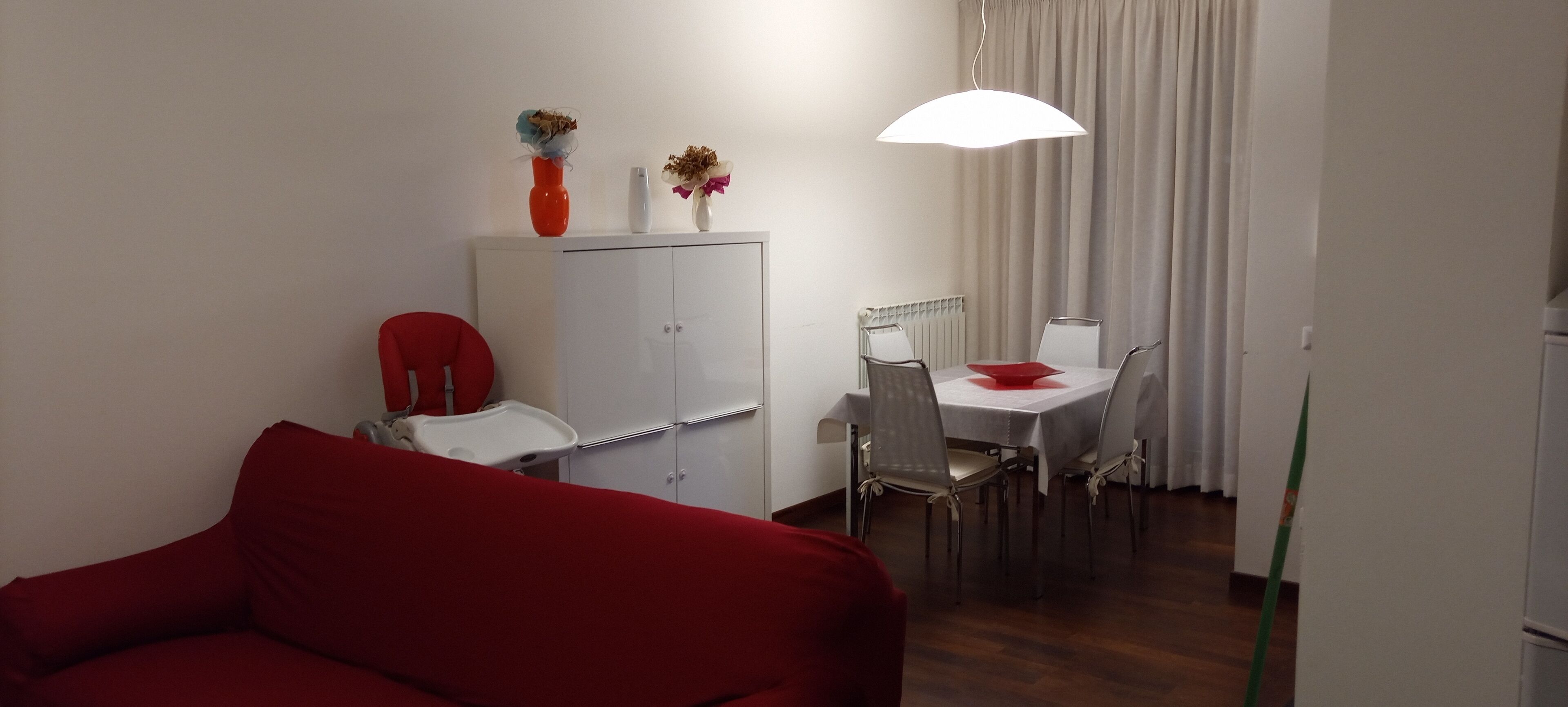 Televisio, takka, DVD-soitin, stereot