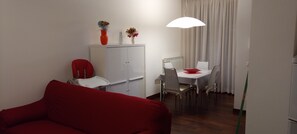 Una televisión, una chimenea, un reproductor de DVD