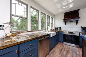 KĂŒhlschrank, Mikrowelle, Ofen, Herdplatte