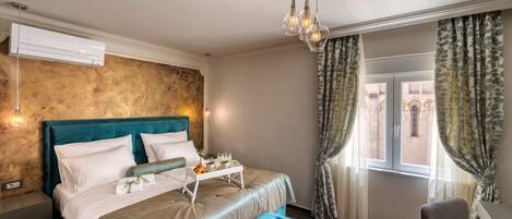 Deluxe Room, 1 Queen Bed, Private Bathroom, City View