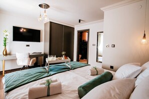 Deluxe Room, 1 Queen Bed, Private Bathroom, City View