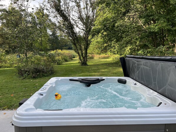 Outdoor spa tub