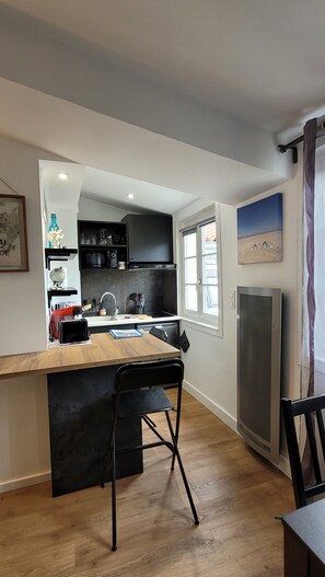 Kühlschrank, Mikrowelle, Herdplatte, Wasserkocher mit Kaffee-/Teezubehör