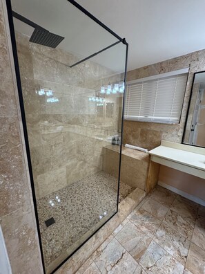 Combinazione doccia/vasca, vasca idromassaggio, bidet, asciugamani