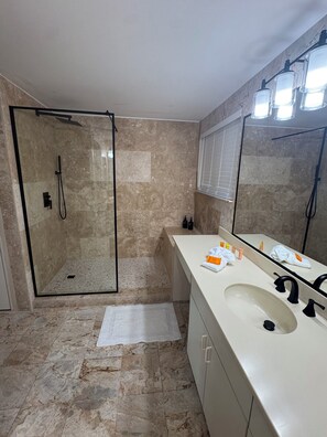 Duschwanne, Whirlpool, Bidet, Handtücher