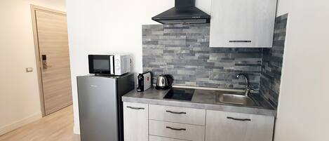 Frigorifero, microonde, piano cottura, macchina per tè/caffè