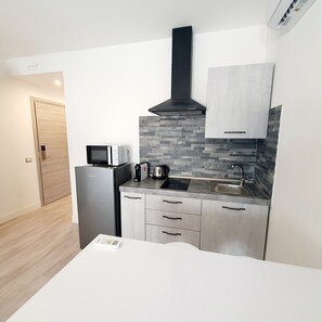 Fridge, microwave, stovetop, coffee/tea maker - Villa Volta 1 km from Polyclinic Monserrato (Monserrato)