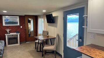 Smart TV, lareira, DVD player, livros