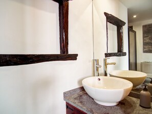 Shower, hair dryer, bidet, towels - Cottage Calhau, family getaway with ocean view (Arco da Calheta)