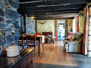 TV, books - Cottage Calhau, family getaway with ocean view (Arco da Calheta)