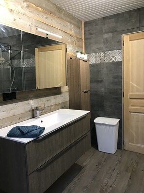 Bathtub, hair dryer, towels, toilet paper - Maison Althéa vacances (Cornimont)