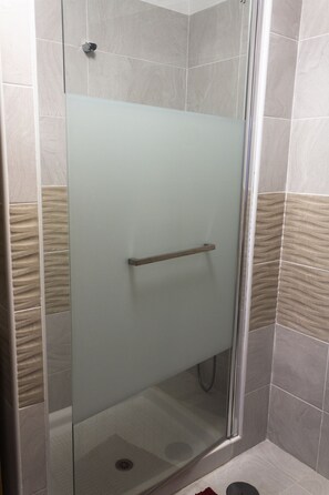 Tina con regadera, secadora de cabello, bidet, toallas 