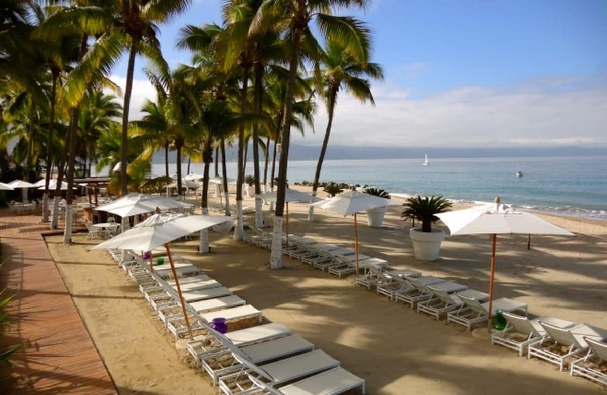 Nær stranden og strandhåndklær