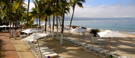 Nær stranden og strandhåndklær
