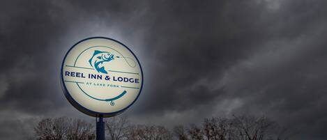 A sign for Reel Inn & Lodge at Lake Fork.